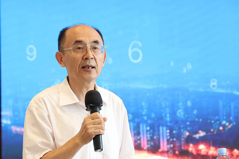 “老交通”智庫副主任、原交通運輸部總工程師周偉主持沙龍.jpg